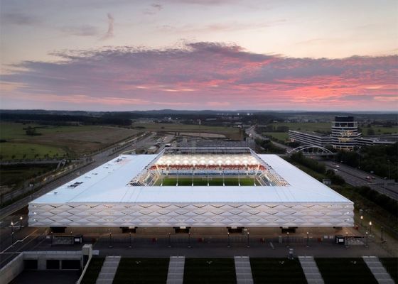 O ginásio típico da casa pré-fabricada galvanizou a construção longa do aço do período