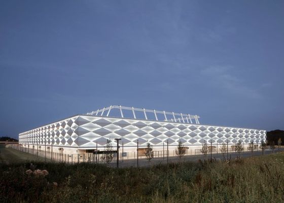 O ginásio típico da casa pré-fabricada galvanizou a construção longa do aço do período