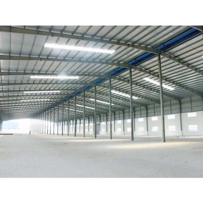 Armazém claro moderno da construção de aço que constrói ISO profissional 9001