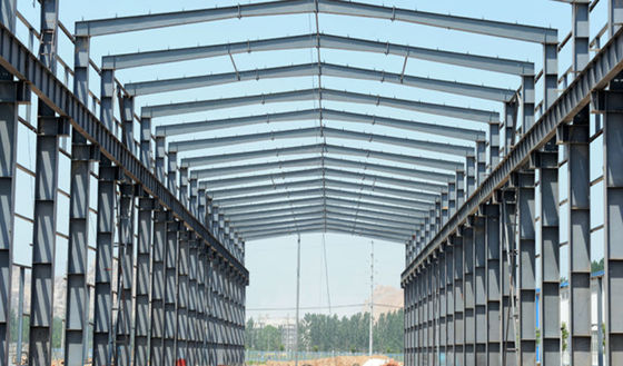 Armazém pré-fabricado de aço laminado a alta temperatura/soldado da seção de H com o guindaste 3-20T