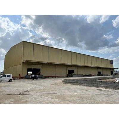 Oficina da armação de aço que constrói a construção estrutural do armazém