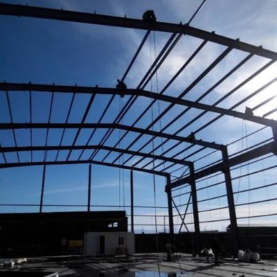 Oficina da armação de aço que constrói a construção estrutural do armazém