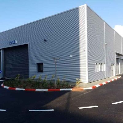 Oficina da armação de aço que constrói a construção estrutural do armazém