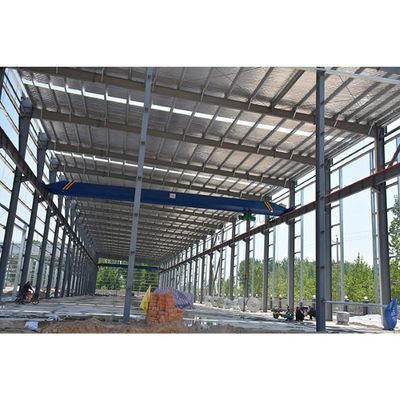 Oficina da armação de aço que constrói a construção estrutural do armazém
