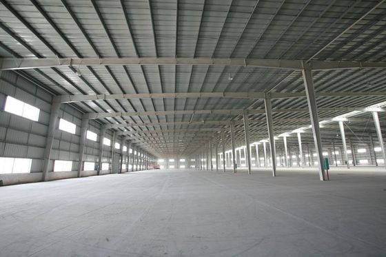 Oficina de construção prefabricada de estruturas metálicas e de aço com estruturas de porta e isolamento