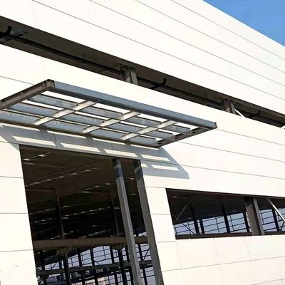 Armazém de estruturas metálicas e de aço com janelas de alumínio / PVC