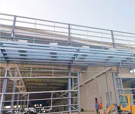 Armazém de estruturas metálicas e de aço com janelas de alumínio / PVC