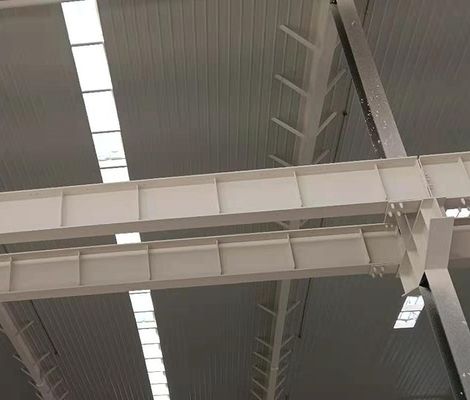 Armazém de estruturas metálicas e de aço com janelas de alumínio / PVC