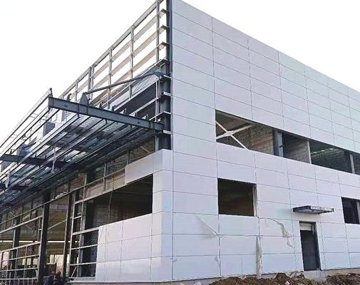 Armazém de estruturas metálicas e de aço com janelas de alumínio / PVC