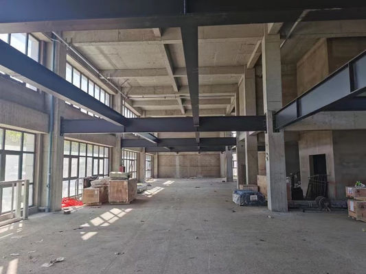 Construção de estruturas de aço com pisos de concreto para edifícios industriais