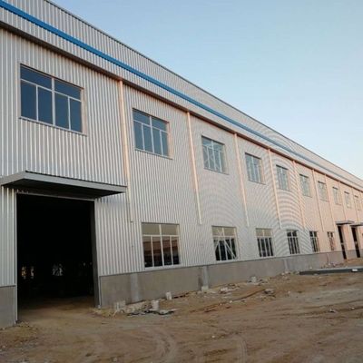 Edifício de metal de grande comprimento, estrutura de aço industrial, projeto de armazém