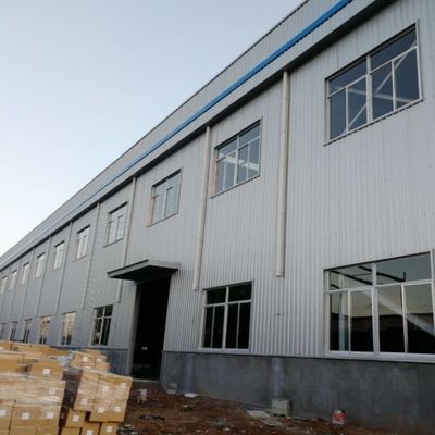 Edifício de metal de grande comprimento, estrutura de aço industrial, projeto de armazém