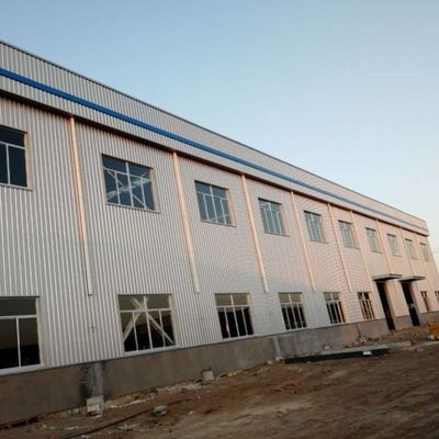 Edifício de metal de grande comprimento, estrutura de aço industrial, projeto de armazém