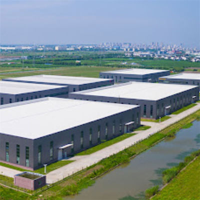 Armazém de estrutura de aço pré-fabricada personalizado para armazenamento e produção