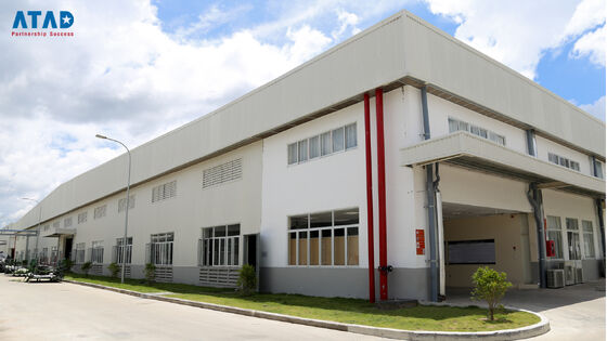 Um grande prédio de escritórios de estrutura de aço pré-forjado com telhado inclinado e fundação de concreto