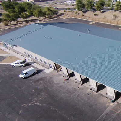 Oficina de produção e processamento de estruturas de aço com telhado inclinado