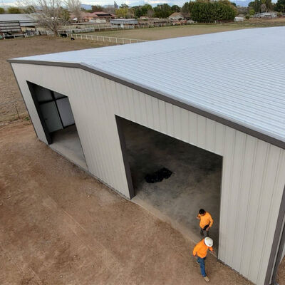 Oficina de produção e processamento de estruturas de aço com telhado inclinado