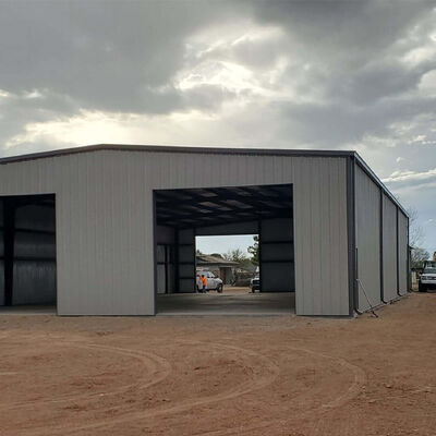 Oficina de produção e processamento de estruturas de aço com telhado inclinado